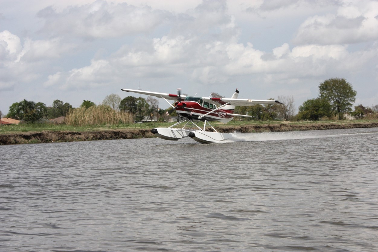Picture of seaplane in one float step taxi.